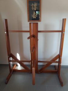 Holzpuppen verstellbarer mit mobilem Holzständer.