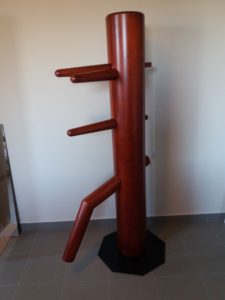 freistehe Holzpuppen